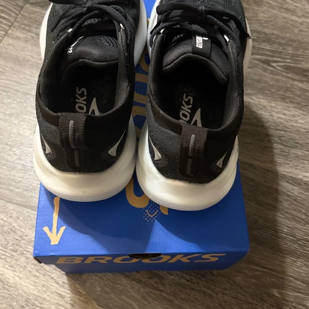 Brooks Black and White Glycerin 22 Sneakers - Picture 5 of 6